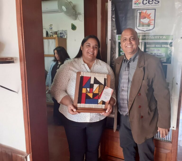 Lee más sobre el artículo Dirección de Centro Figari hace entrega de un obsequio a Liceo de Baltasar Brum en su aniversario 35 años